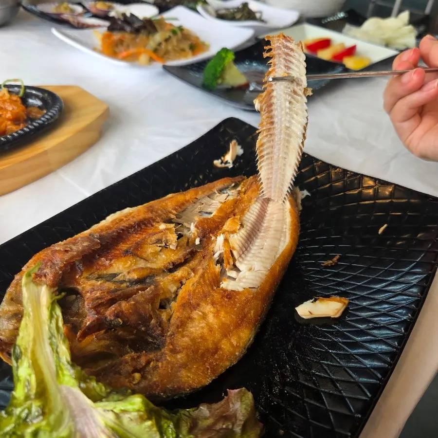 가자미구이 속살과 밥상 구성
