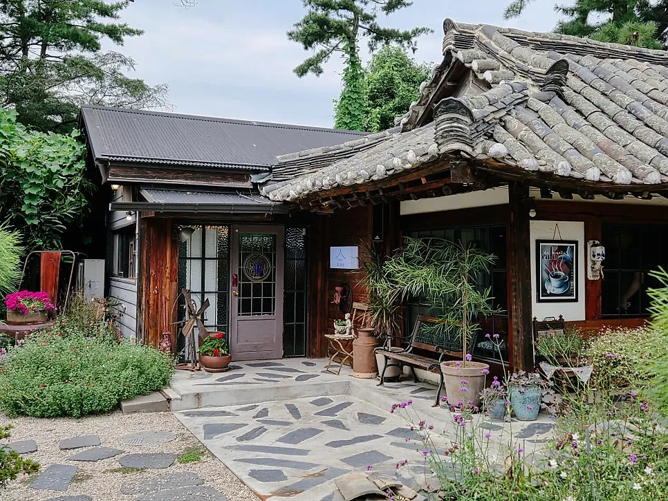 카페기와 입구로 이어지는 담벼락 길