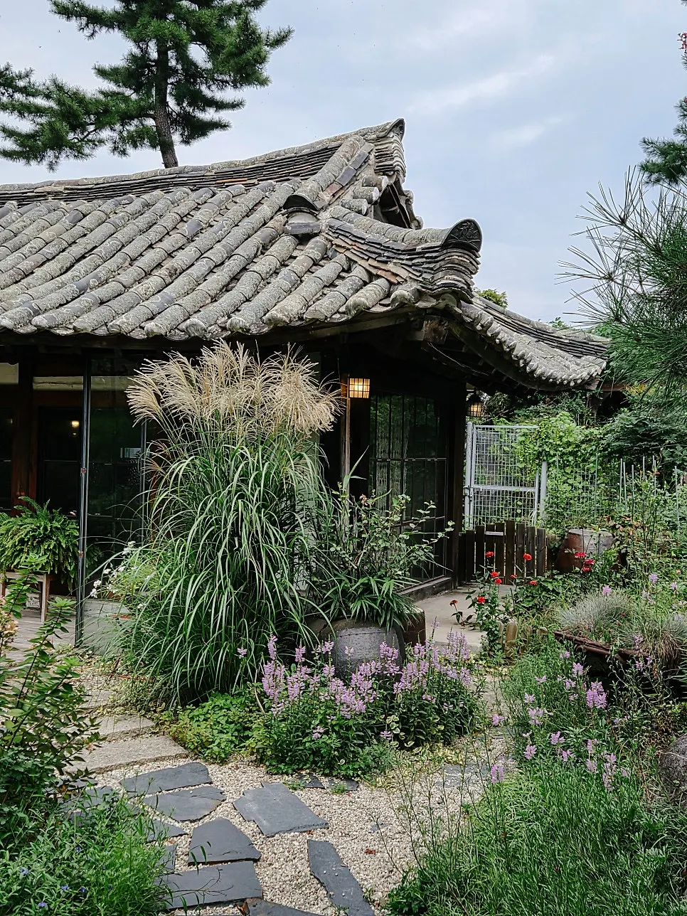 130년 된 고택과 정원 풍경