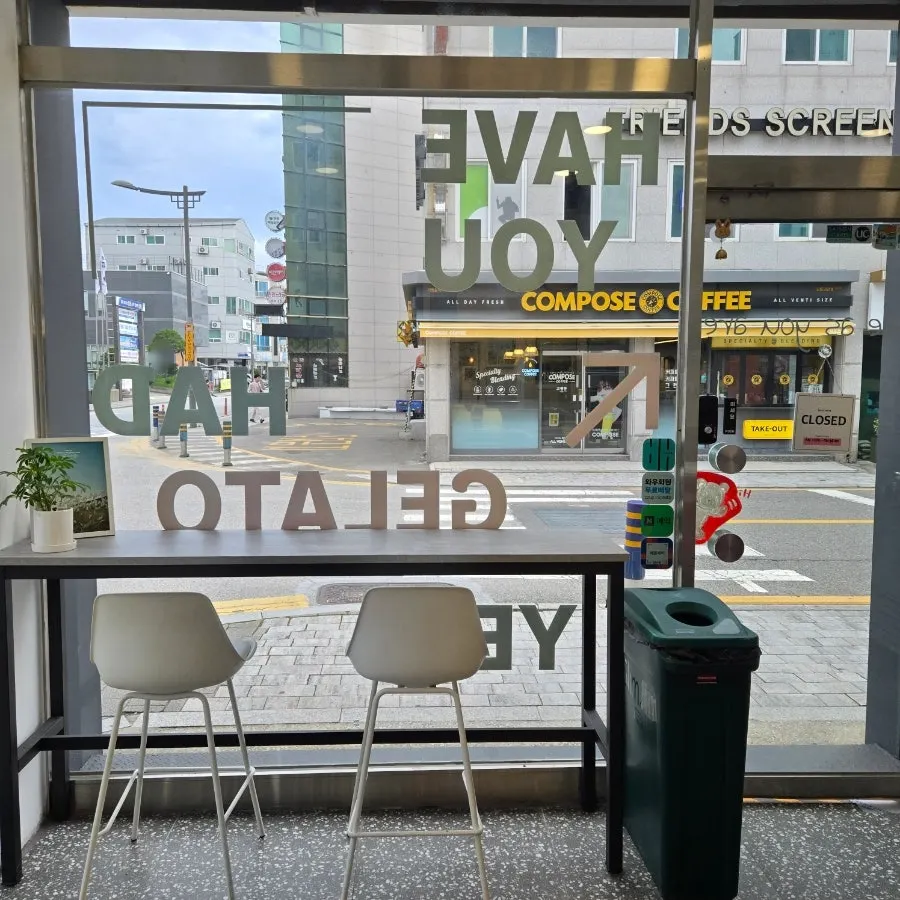흰색 벽과 빨간 테이블의 하이젤라또 내부