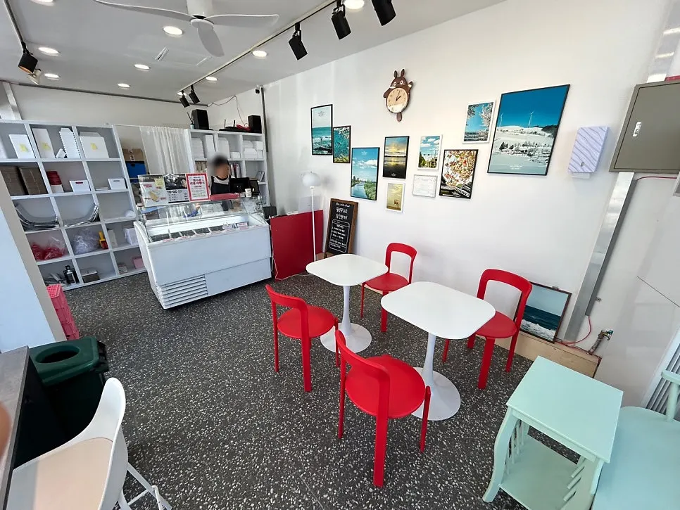 Bright, clean interior of Hi Gelato