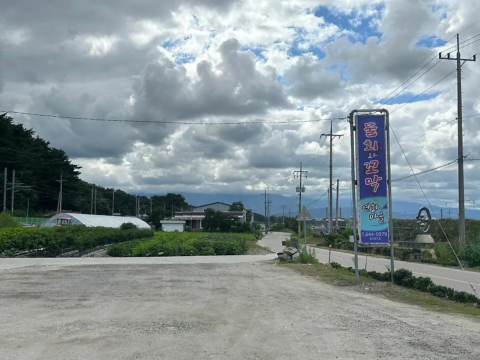 Large open parking lot in front of the restaurant