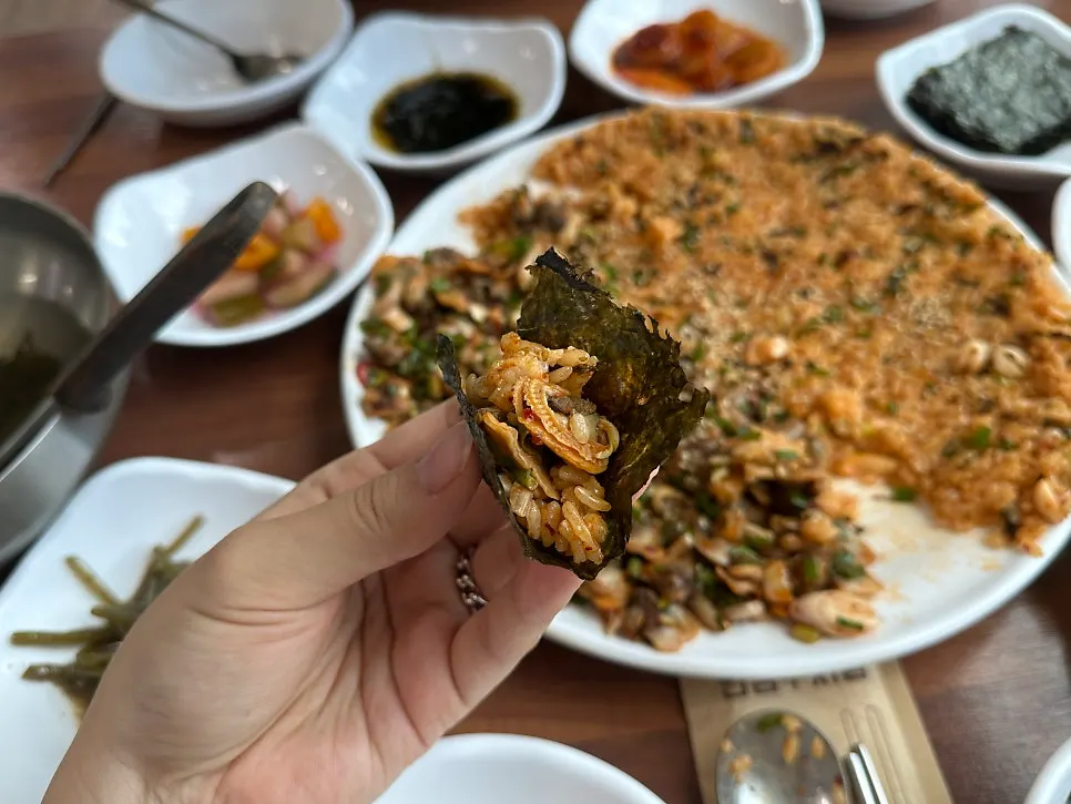 Cockle bibimbap wrapped in seaweed and perilla leaves