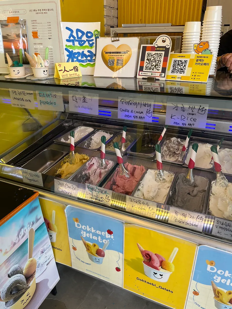 애견동반 이용 안내가 적힌 매장 안내판