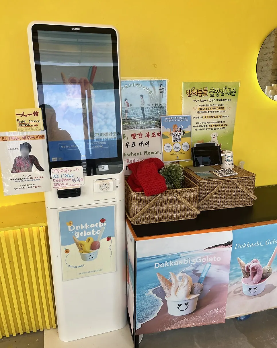 색깔별로 담긴 젤라또 쇼케이스