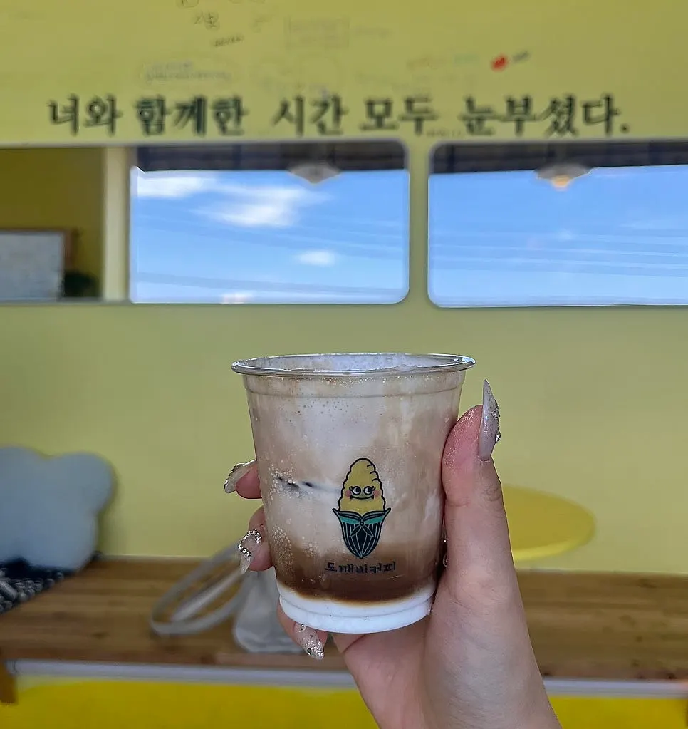 와플과 젤라또를 한 입 덜어낸 모습