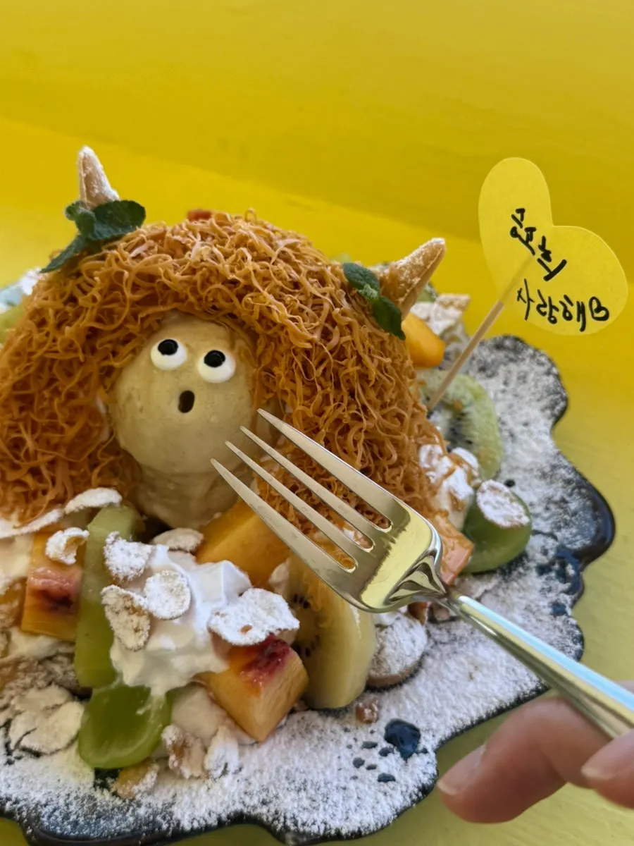홍콩 와플 위에 쌓인 샤인머스캣과 자두