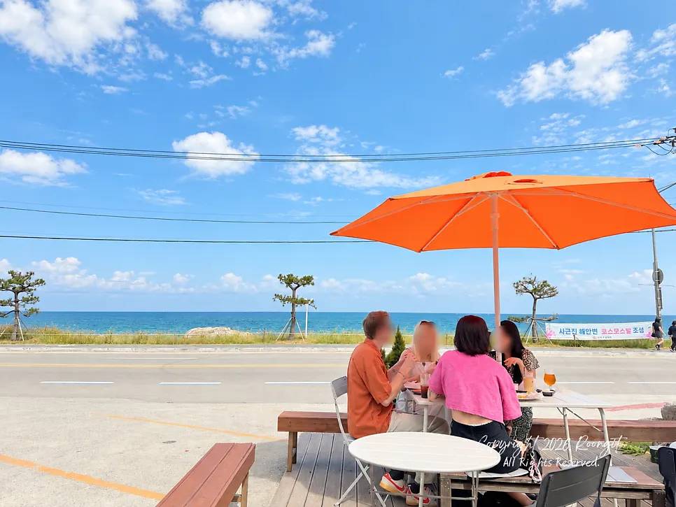 Terrace seat facing the sea head-on at Burger Bar