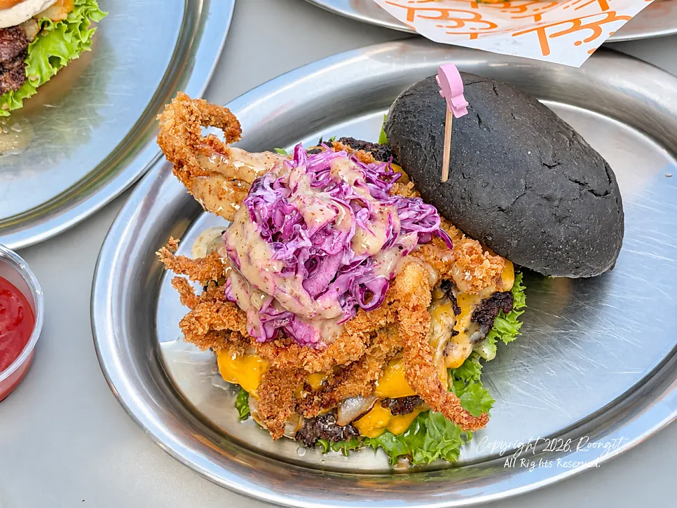 Jumunjin squid burger and side dishes on the table