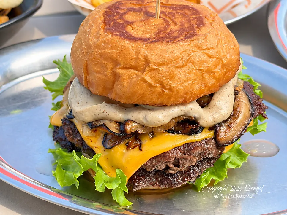 Full view of the Daegwallyeong songgo mushroom burger