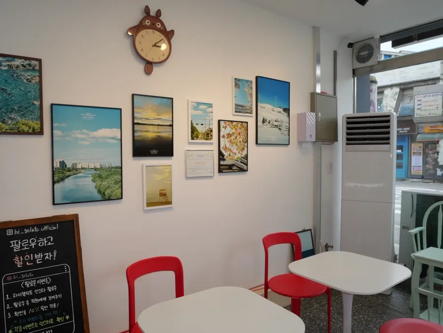 Cute interior of Hi Gelato