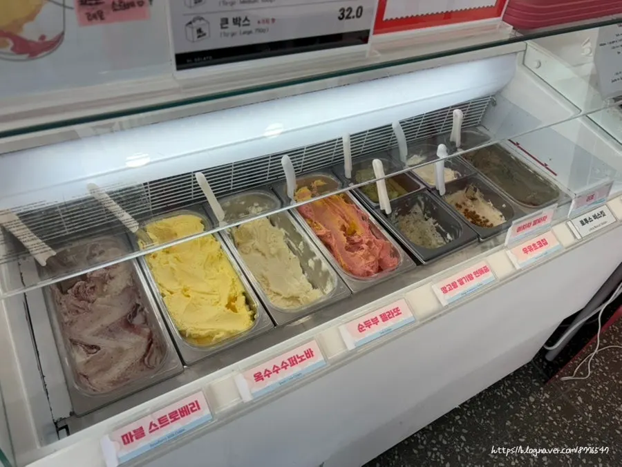 여러 가지 맛이 진열된 젤라또 쇼케이스