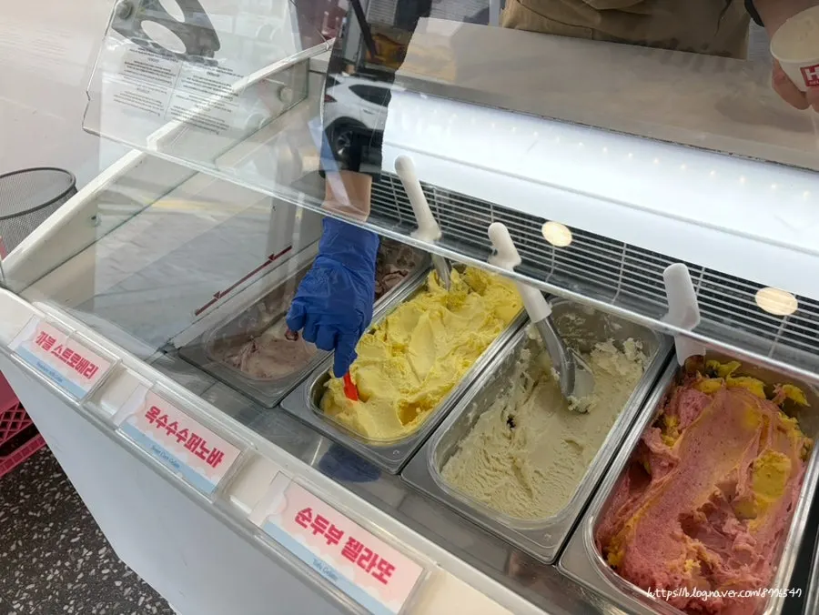 젤라또를 담아주는 카운터 모습