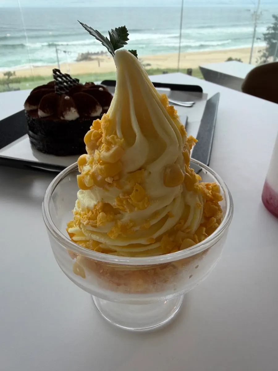 옥수수 크런치가 올라간 옥시기 아이스크림