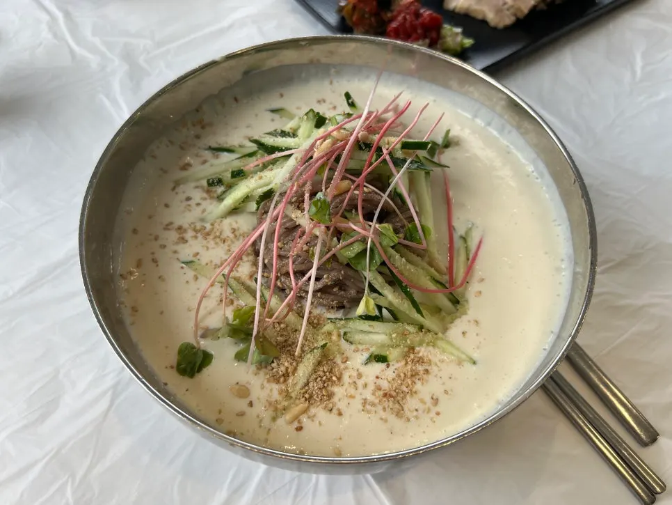 Makguksu and boiled pork set on the table