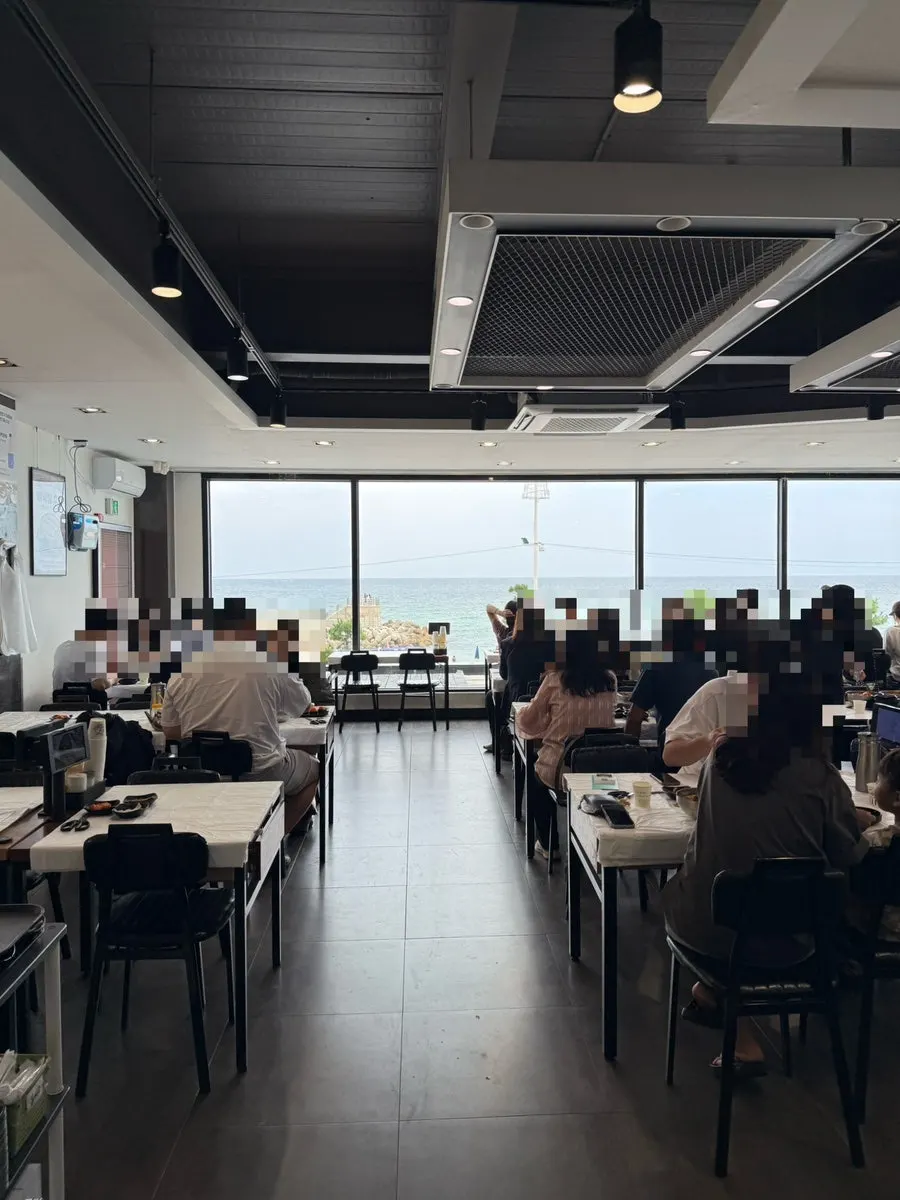 고씨네동해막국수 웨이팅 안내와 대기 공간