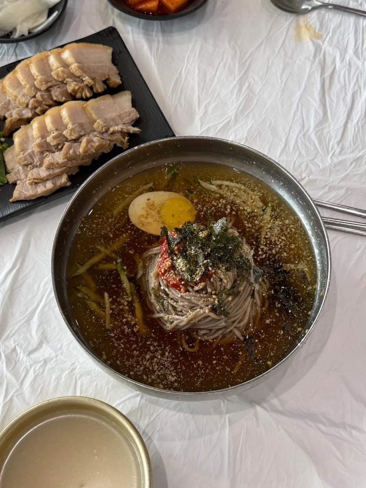 막국수와 순두부칼국수가 차려진 한 상