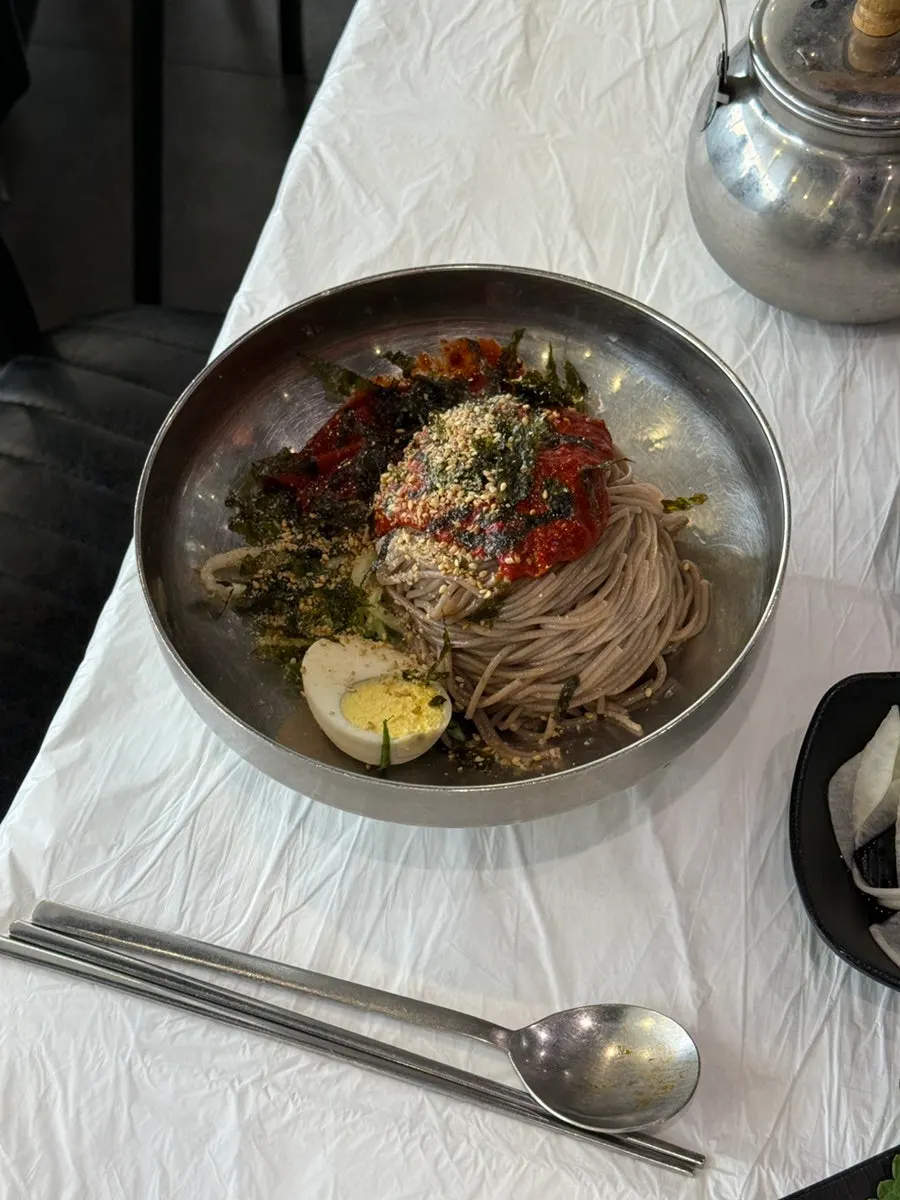 푸짐한 양의 막국수 한 그릇