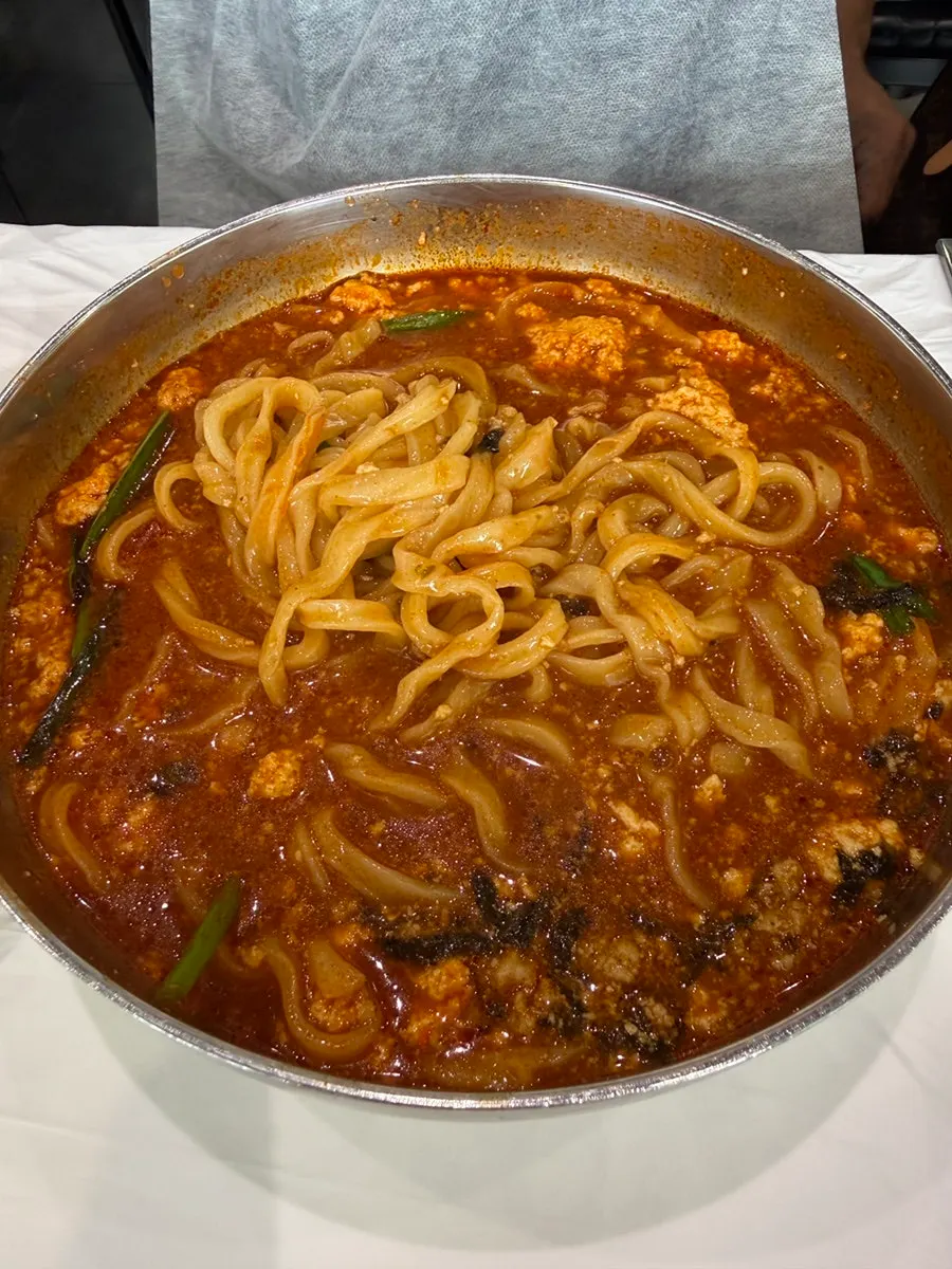 칼칼한 국물의 순두부칼국수