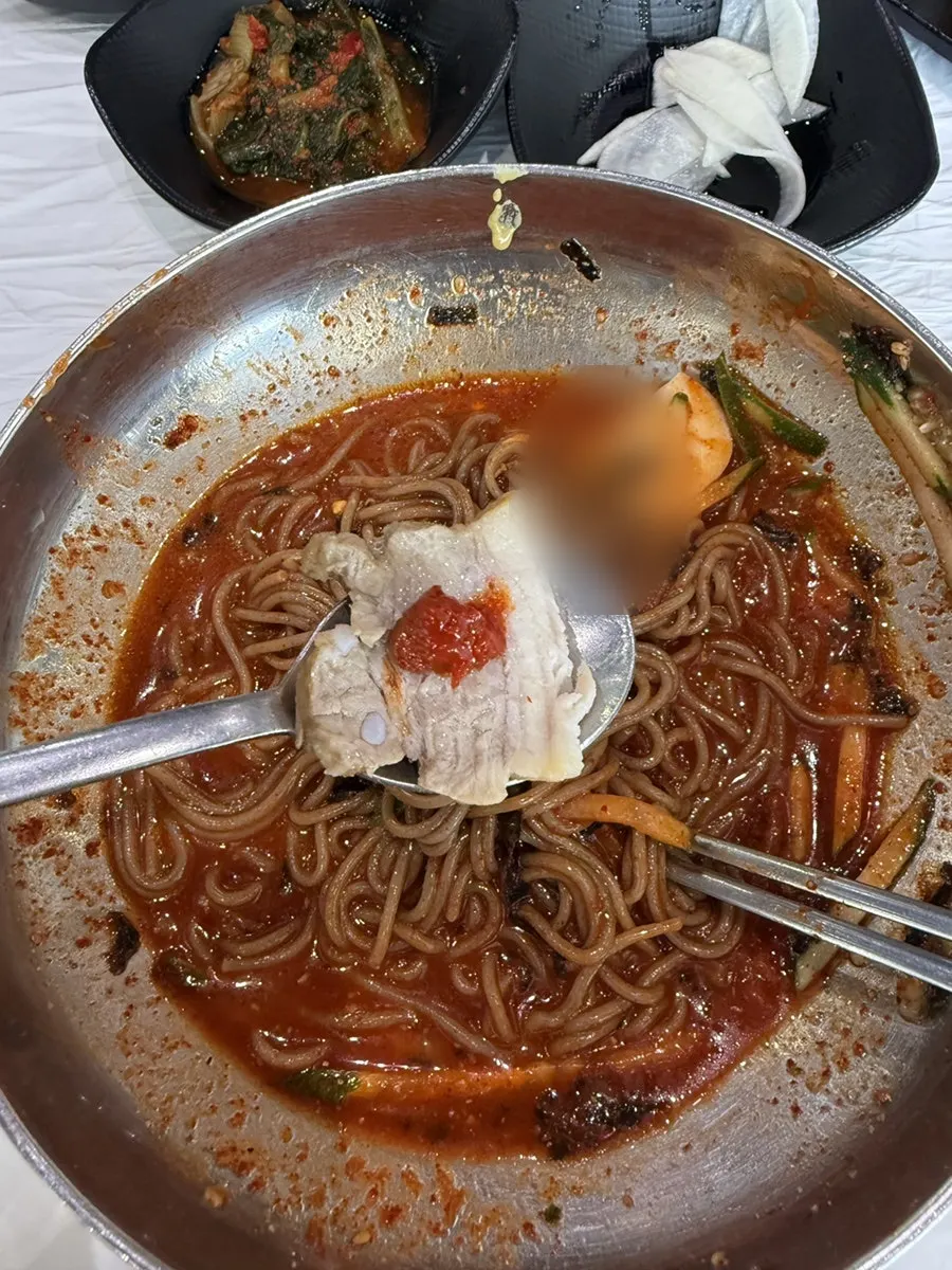 두툼하게 썬 수육 한 접시