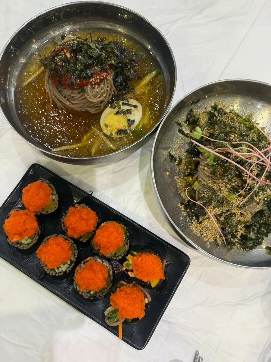 Business hours notice at Gossi's Donghae Makguksu main branch