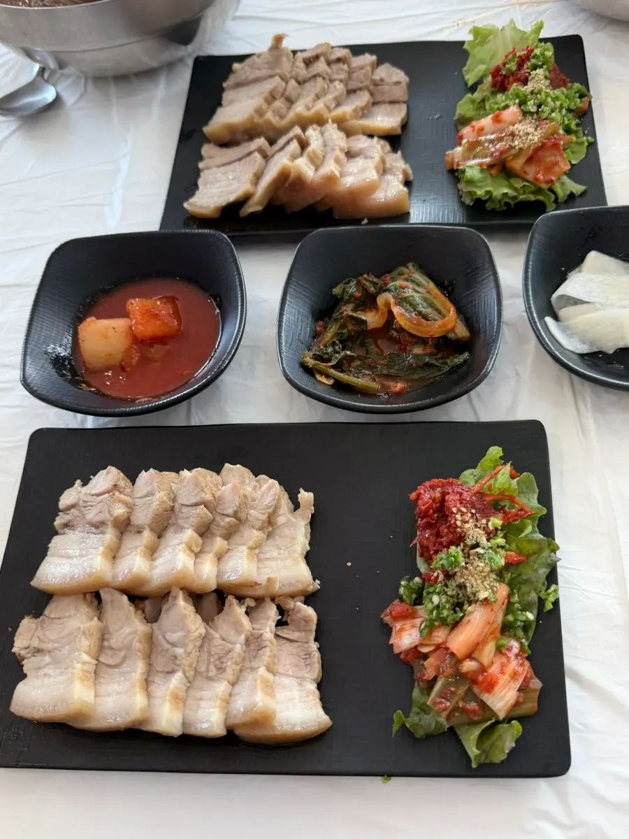 Boiled pork plate and green onion kimchi from the 2-person set