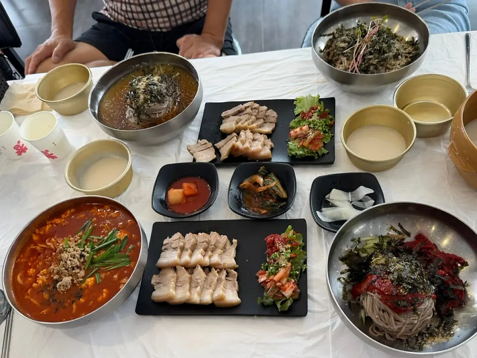 A table with all three makguksu varieties and sundubu kalguksu