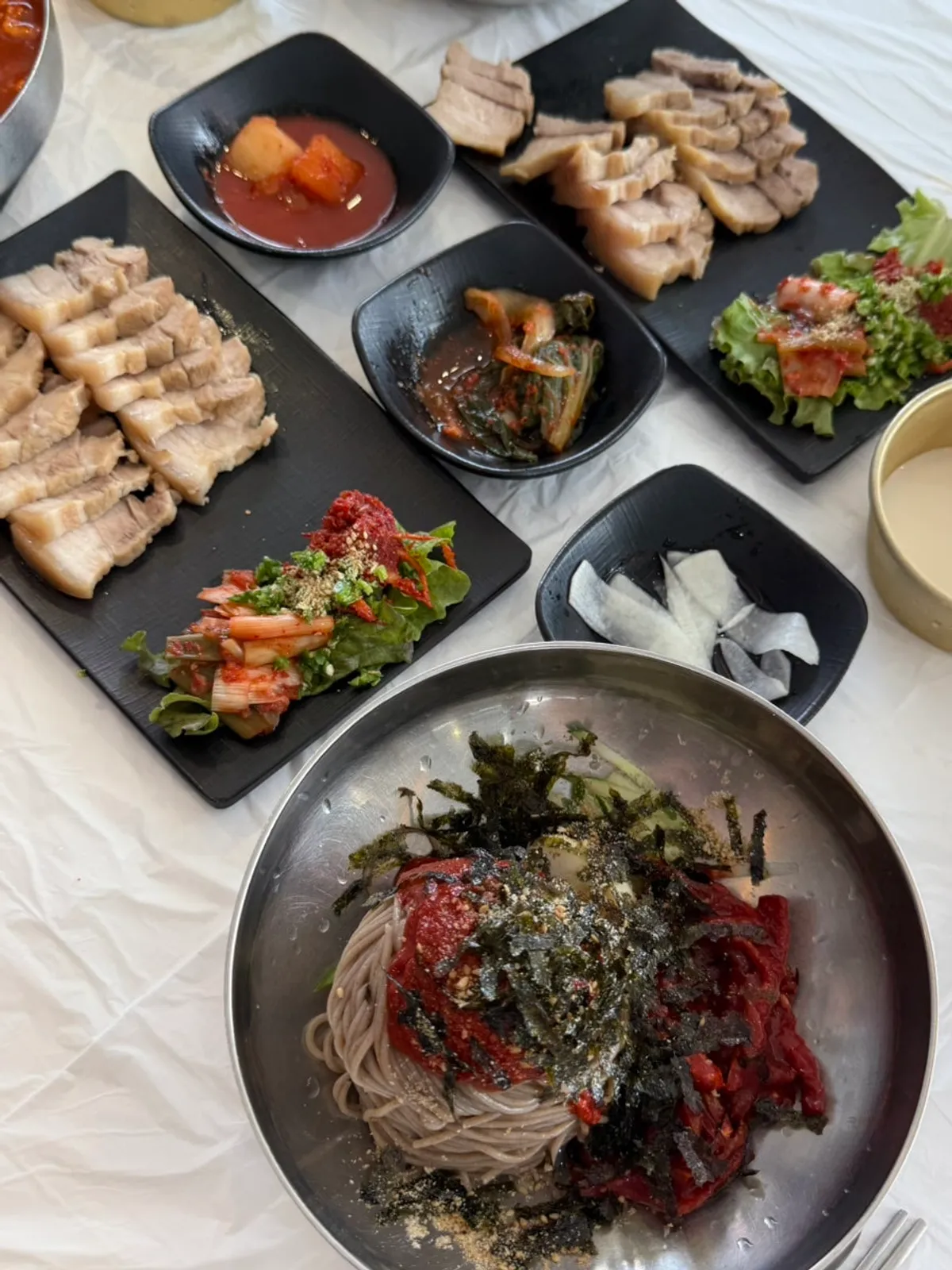 막국수 여러 종류를 함께 차린 테이블
