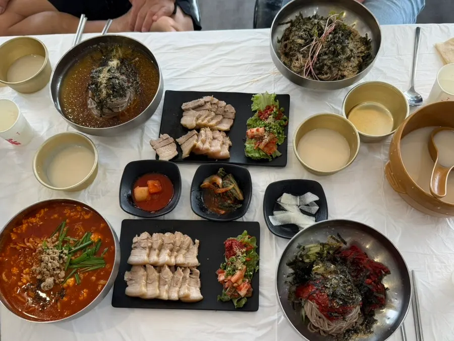 Bowls of makguksu arranged for sharing