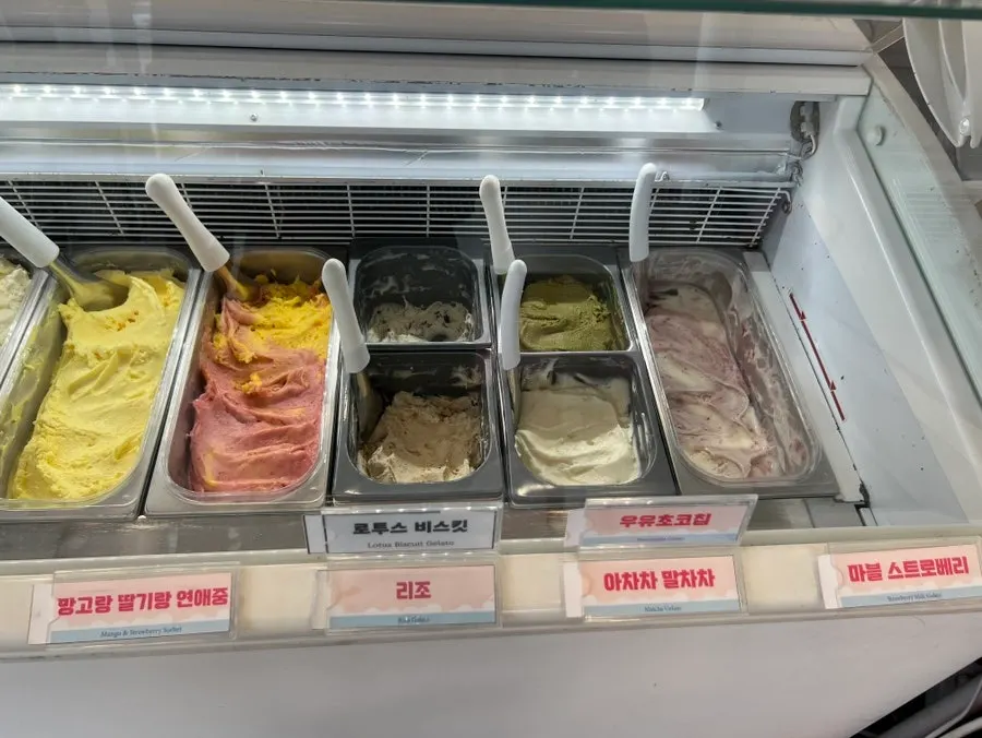 라지 사이즈 두 가지 맛을 고르는 젤라또 메뉴