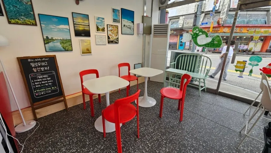 Hi Gelato interior with white tones and red chairs