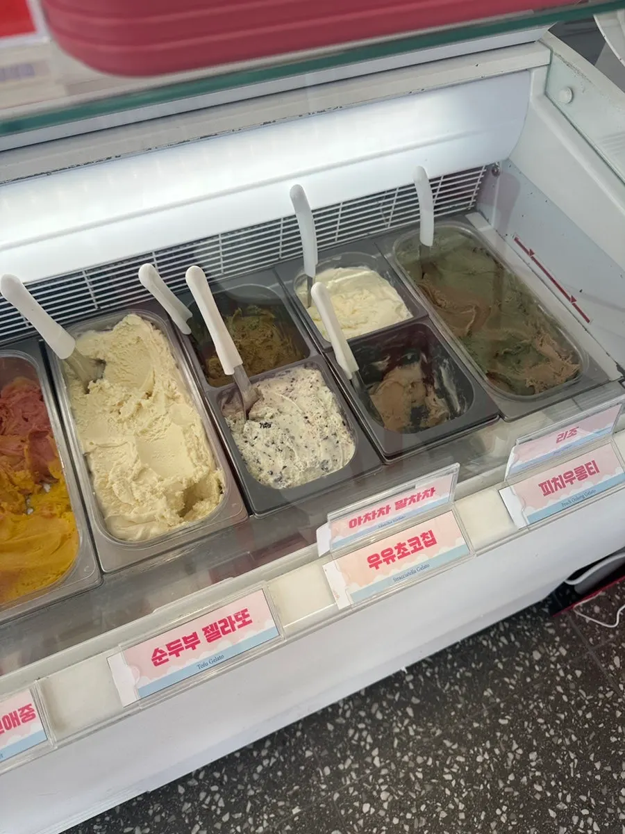 Flavor name labels in the showcase