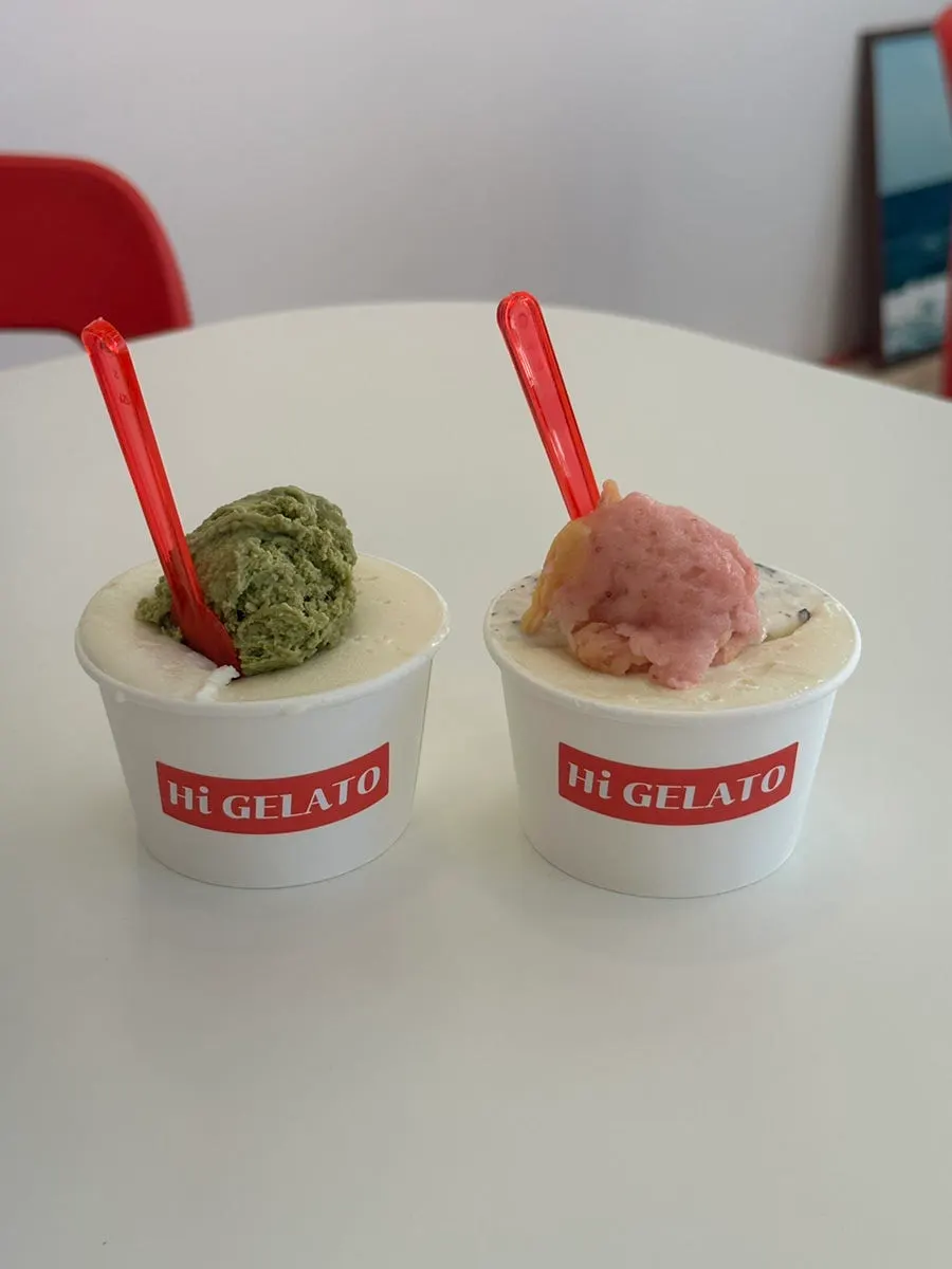 Gelato cup with the taste-topping flavor added on
