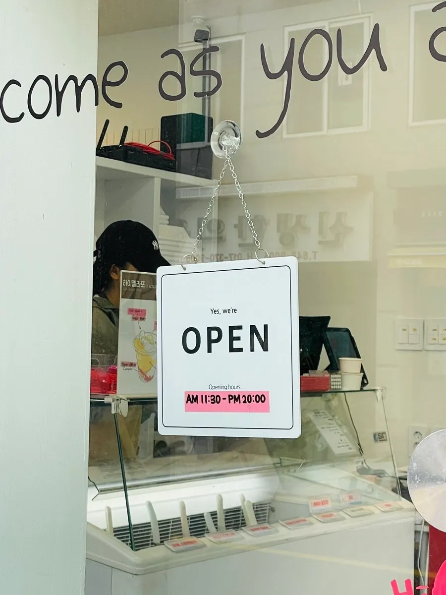 Hi Gelato business hours sign