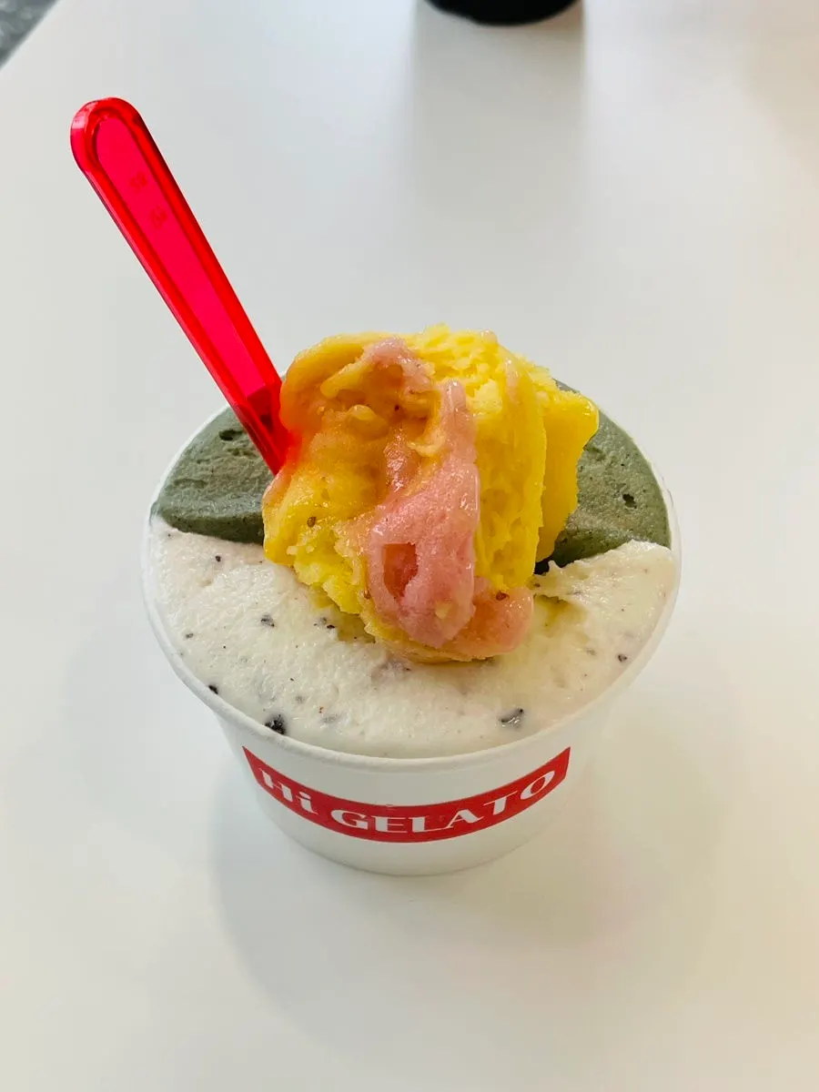 Two-flavor cup gelato visual