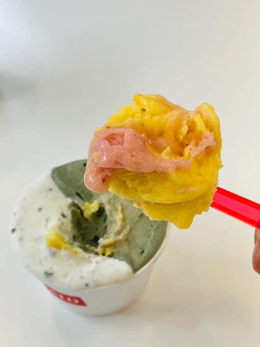 Mango-strawberry flavor taste-topping