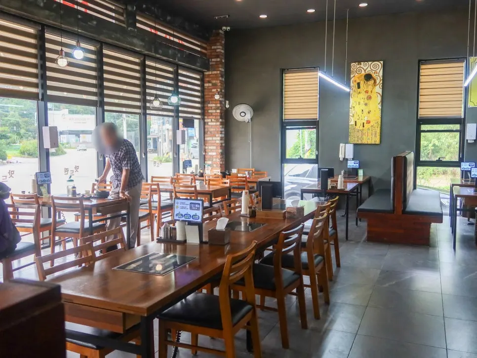 Inside Matdeurin during breakfast hours