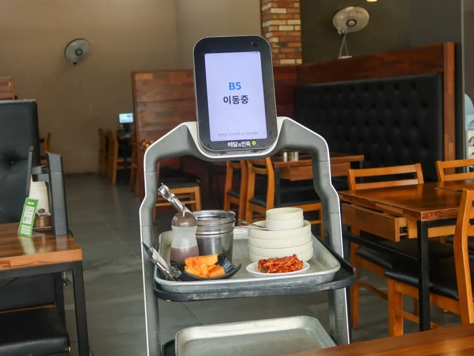 Side dishes delivered by robot server at Matdeurin