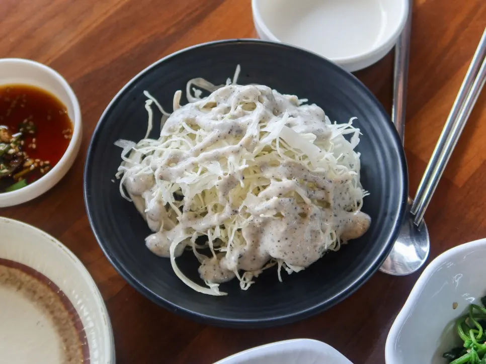Side dishes served alongside the Chodang sundubu