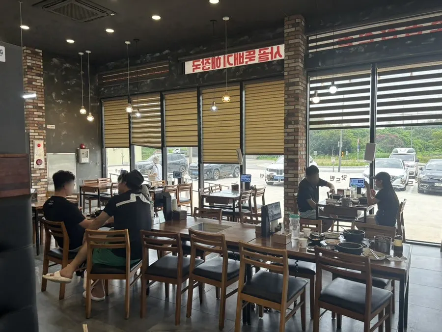 테이블 간격이 여유로운 홀 좌석