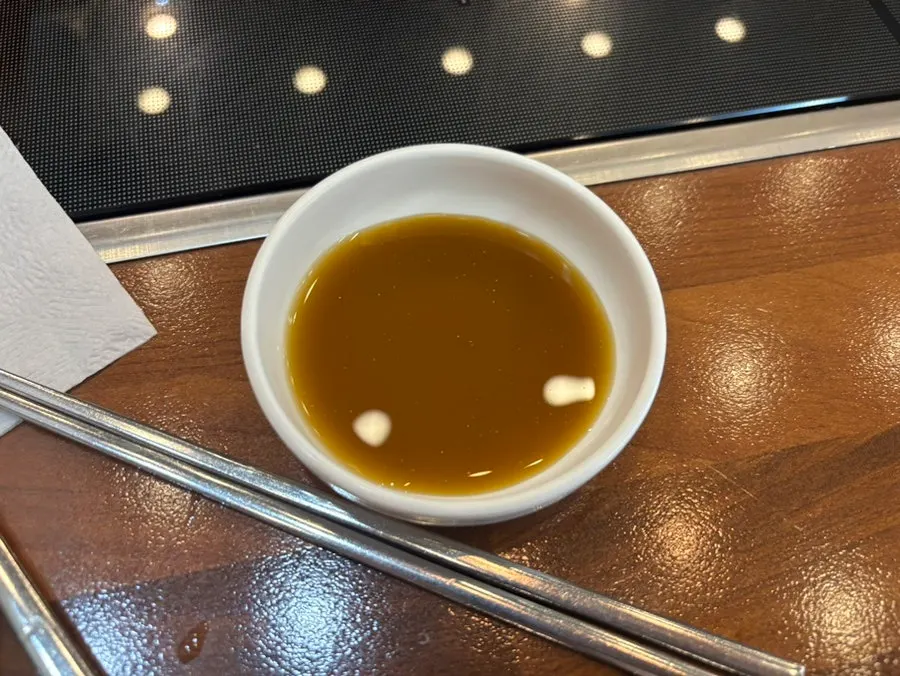 감자탕 위에 올라간 순두부와 콩비지