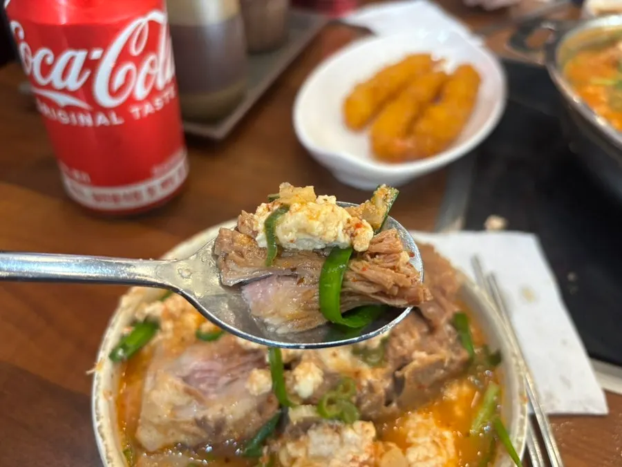 국자로 떠올린 큼직한 순두부
