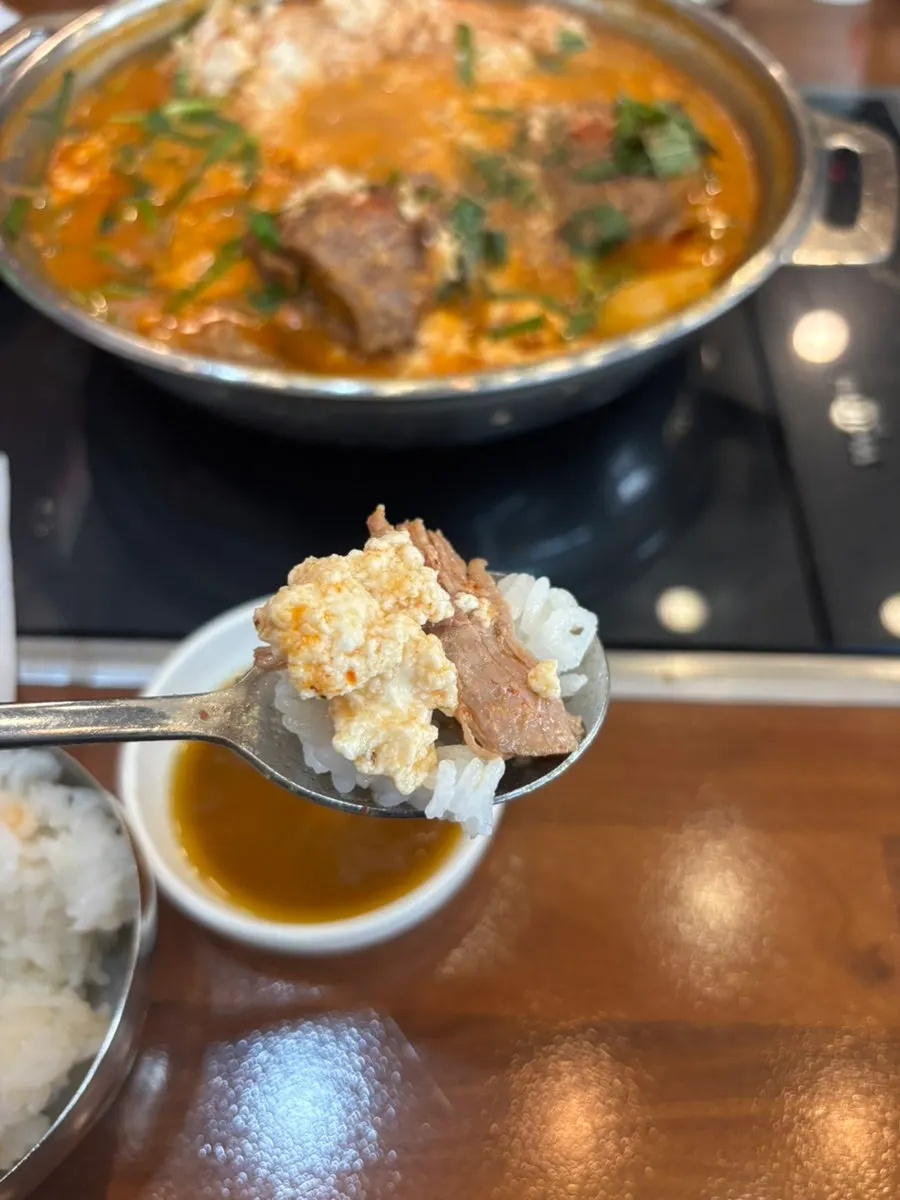 앞접시에 덜어낸 감자탕 등뼈