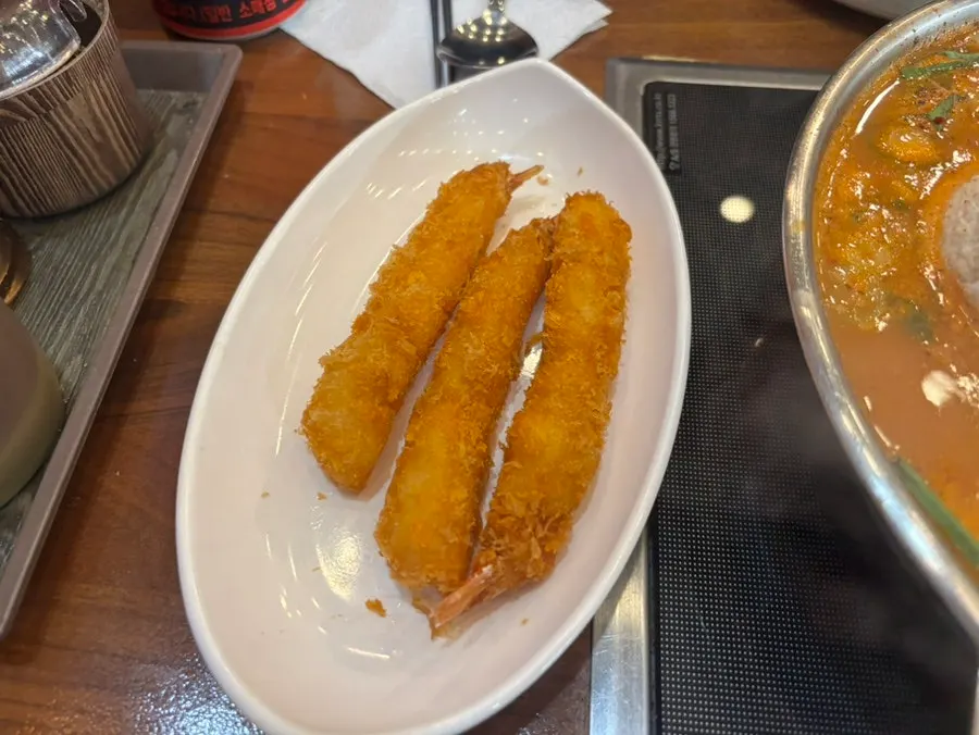 고기와 순두부를 함께 뜬 숟가락