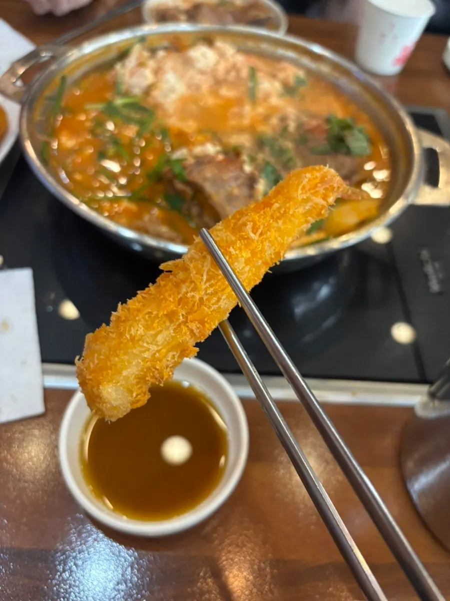 콩비지가 섞인 진한 감자탕 국물