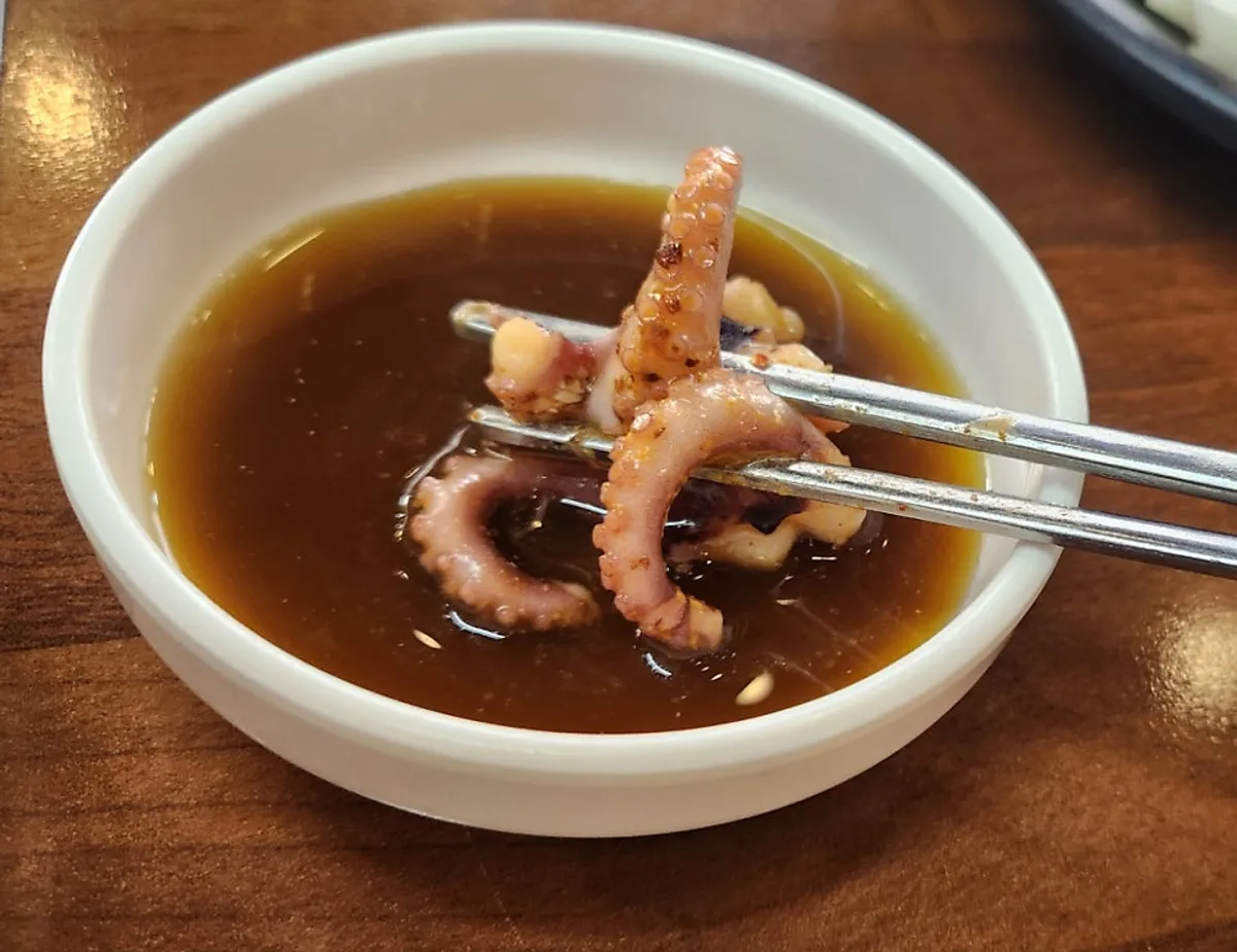 Large octopus beef tripe hot pot with two octopuses on top