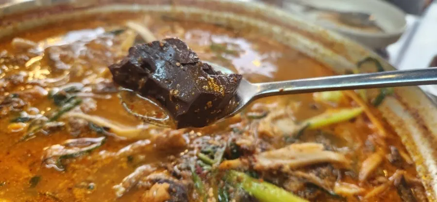 Onion boat topped with tripe and octopus