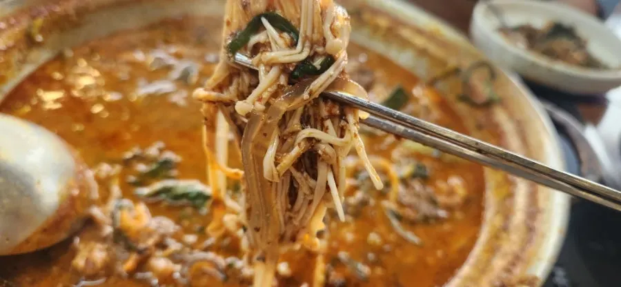 Thicker-than-usual glass noodles in the hot pot