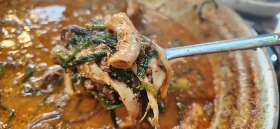 Enoki mushrooms and noodles in the hot pot