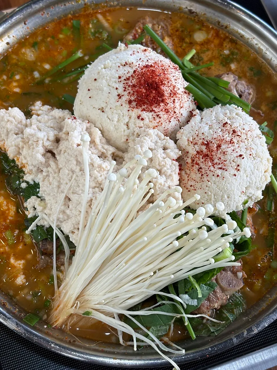 Gamjatang and side dishes at Matdeurin